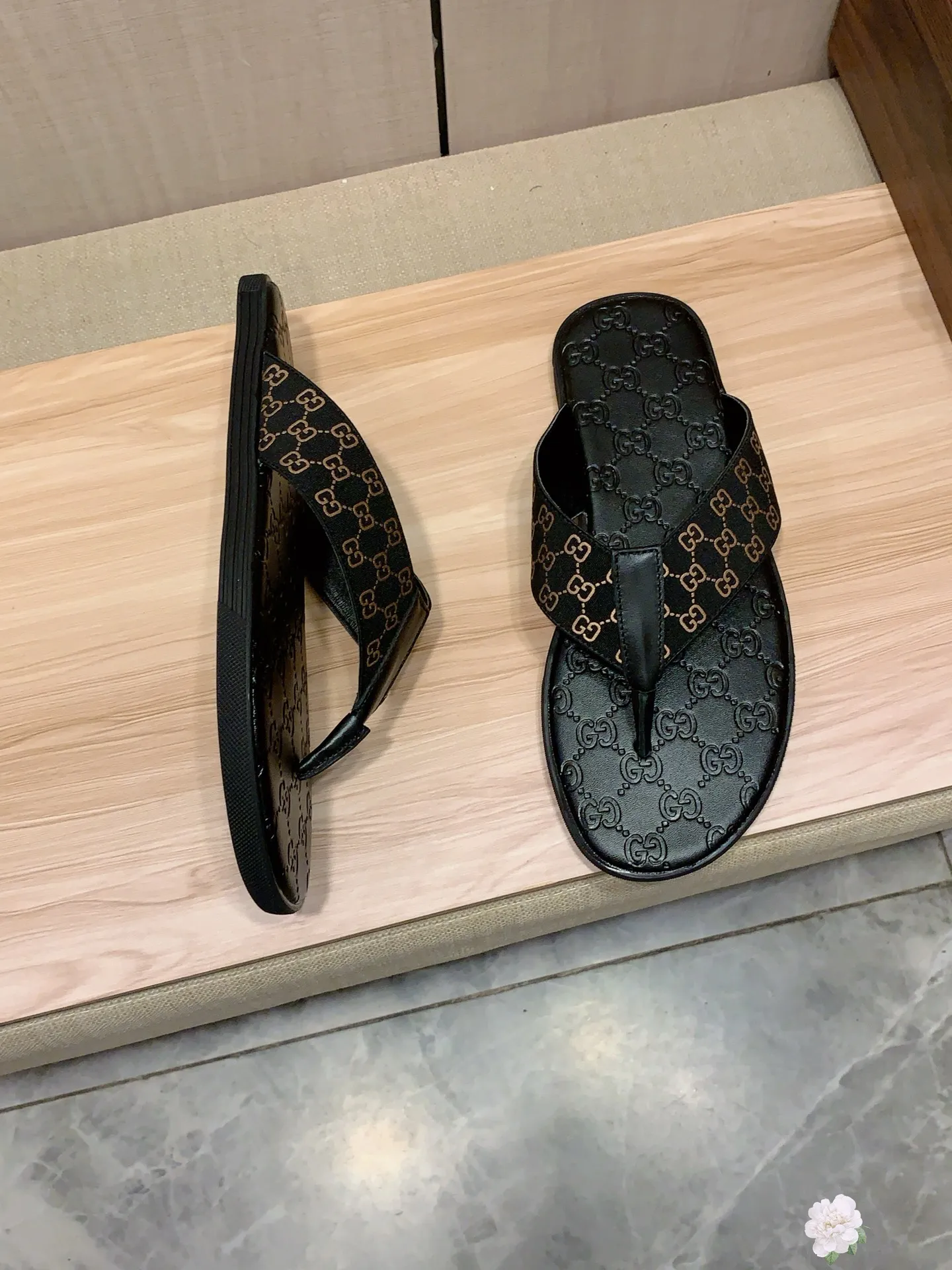 Slippers: New model: Factory price: 260💰💰🎩🎩🔥🔥《 Gucci* 》Series of slippers top purchasing agent🔍🔍Sold at the same time for men, original Italian imported webbing made of selected cowhide, exquisite workmanship,), sole: (super comfortable) original factory special sole, ⚠️exclusive double-layer movable molded sole super comfortable⚠️, real shot🎬the real thing is more beautiful🔍🔍266 regular code 38-44, can be ordered 45.